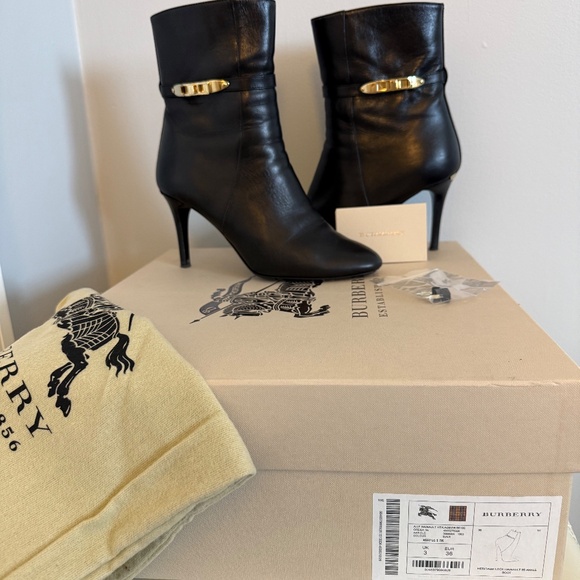 USED AUTHENTIC BURBERRY HERITAOE LOCK HAINAULT 85 ANKLE BOOT, BLACK, SIZE 6 - Picture 2 of 16